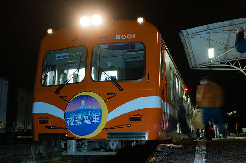 静岡・岳南電車の「夜景電車」。車窓から工場夜景を味わう列車旅