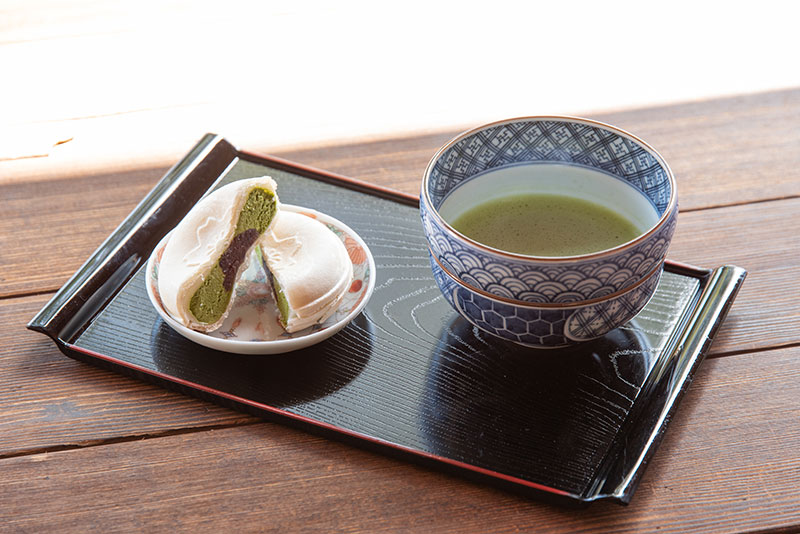 岩倉カフェ　抹茶と最中　写真提供：植彌加藤造園（©植彌加藤造園）