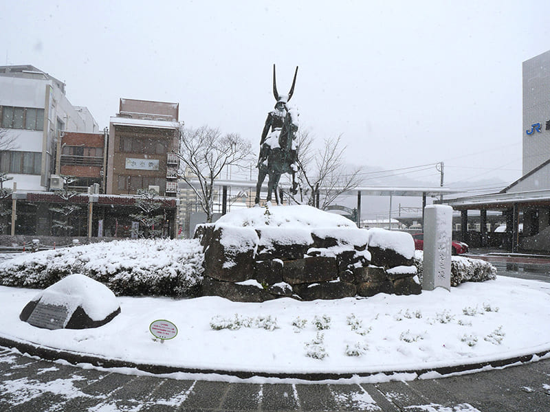 雪が積もった井伊直政公像