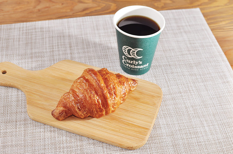 Curly’s Croissant TOKYO BAKE STANDのコーヒーとクロワッサン（写真提供：株式会社standard bakers）。