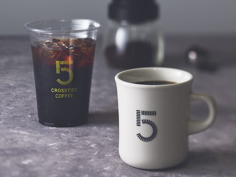 5 CROSSTIES COFFEE グランスタ東京のコーヒーとスイーツ（写真提供：株式会社JR東日本クロスステーション フーズカンパニー）。